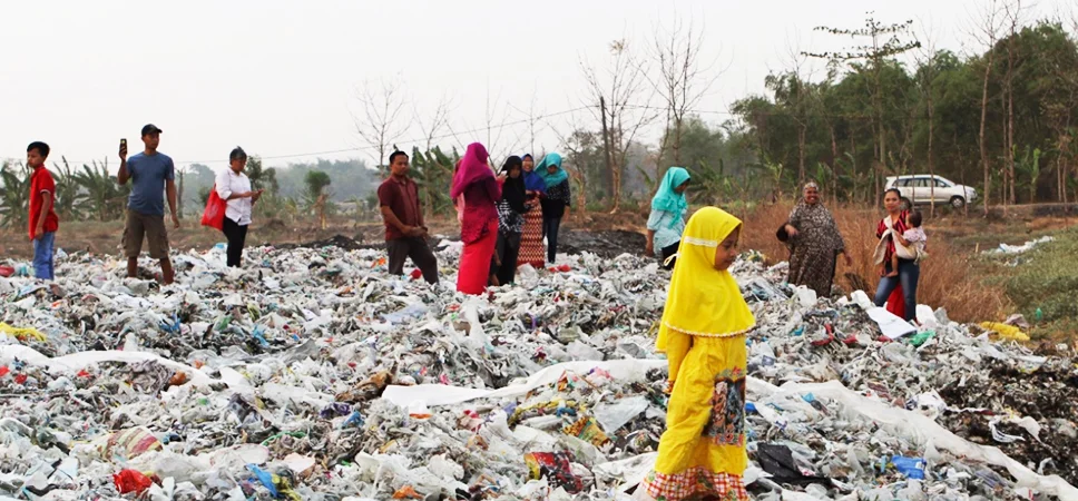 Role of Citizens and Businesses in Managing Plastic Waste